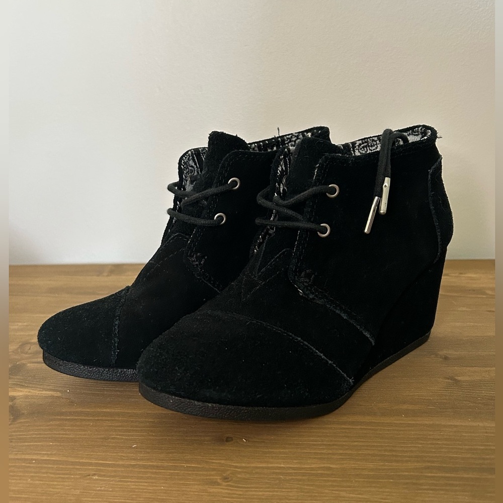 TOMS Kala Womens Wedge Ankle Boots Black Suede Lace Up Sz 6.5 w/Patterned Lining